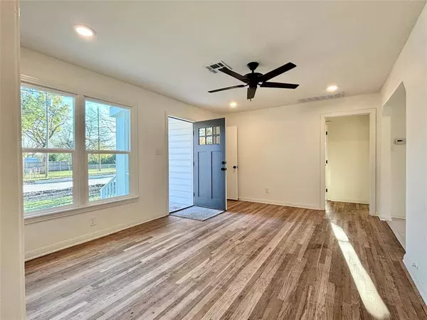 1104 W 10th Street, Mcgregor, TX 76657