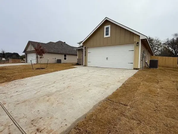 121 Adaline BND, Mcgregor, TX 76657