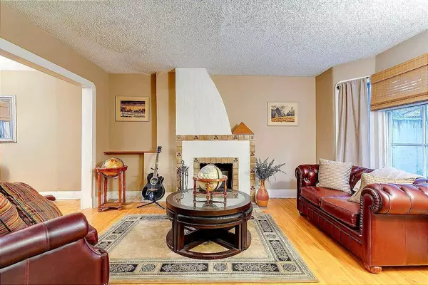 1811 27 AVE SW, Calgary, AB T2T 1H2