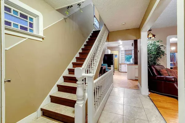 1811 27 AVE SW, Calgary, AB T2T 1H2