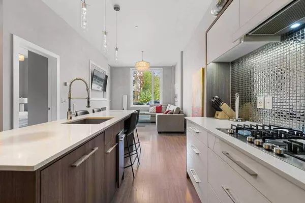 119 19 ST NW #105, Calgary, AB T2N 2S7