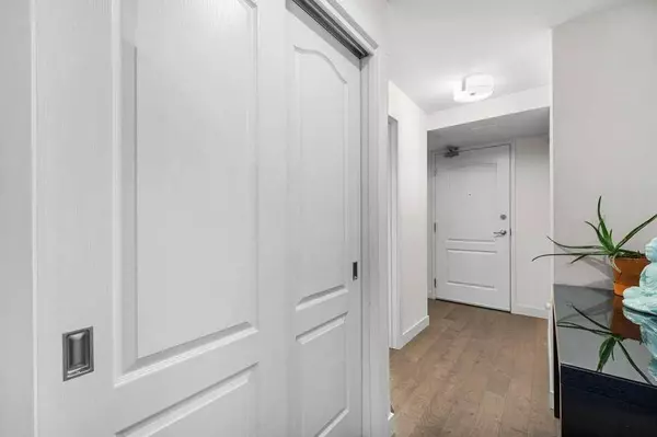 303 13 AVE SW #810, Calgary, AB T2R 0Y9