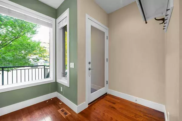 2512 16B ST SW, Calgary, AB T2T 4L9