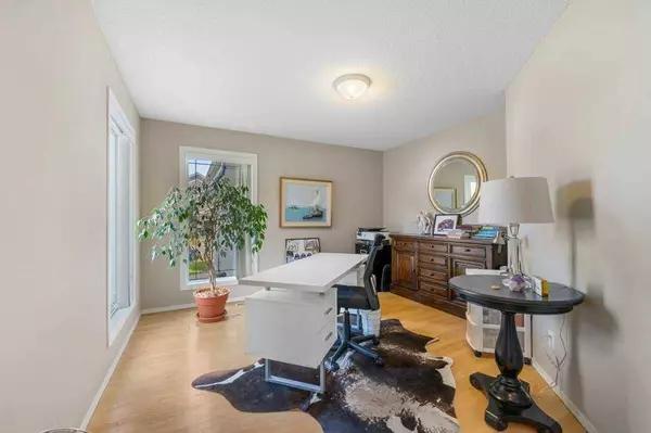 23 Valley Ponds WAY NW, Calgary, AB T3B 5T5