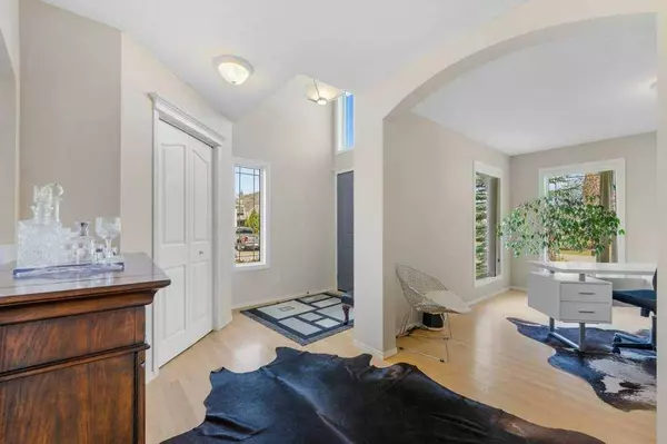 23 Valley Ponds WAY NW, Calgary, AB T3B 5T5