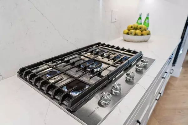 1919 21 AVE NW, Calgary, AB T2M 1M7