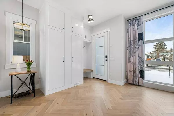 1919 21 AVE NW, Calgary, AB T2M 1M7