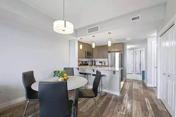 32 Varsity Estates CIR NW #807, Calgary, AB T3A 2Y1