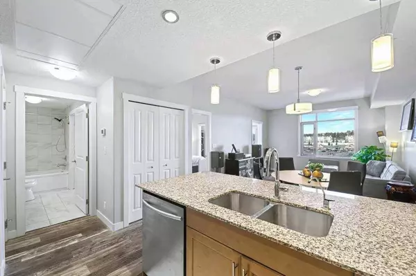 32 Varsity Estates CIR NW #807, Calgary, AB T3A 2Y1