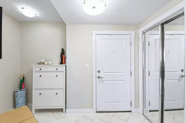 32 Varsity Estates CIR NW #807, Calgary, AB T3A 2Y1