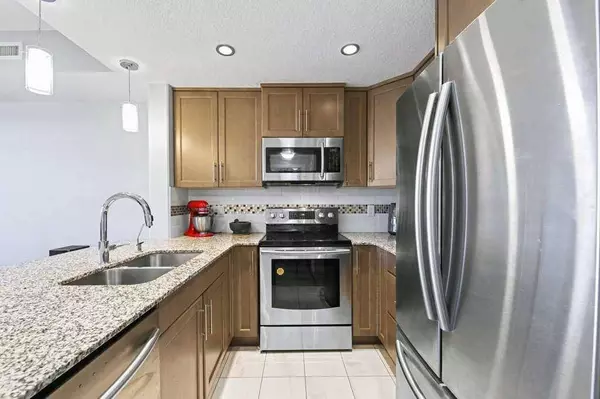 32 Varsity Estates CIR NW #807, Calgary, AB T3A 2Y1