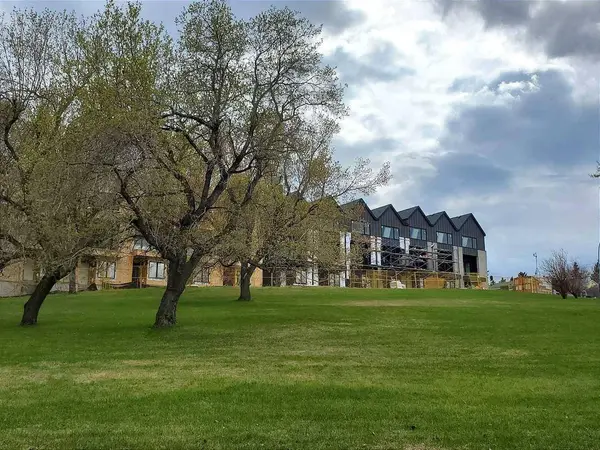 1426 23 AVE NW, Calgary, AB T2K 1M5