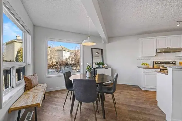 139 Douglas Glen CRES SE, Calgary, AB T2Z 3M6