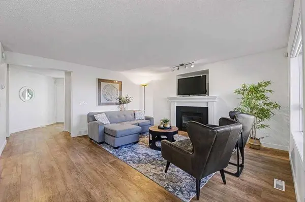 139 Douglas Glen CRES SE, Calgary, AB T2Z 3M6