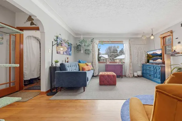 1019 8 AVE NE, Calgary, AB T2E 0S4