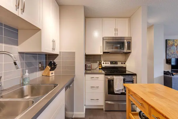 120 24 AVE SW #102, Calgary, AB T2S 0J9