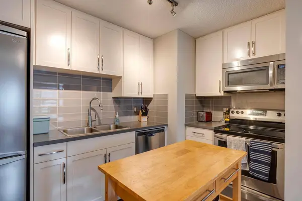 120 24 AVE SW #102, Calgary, AB T2S 0J9