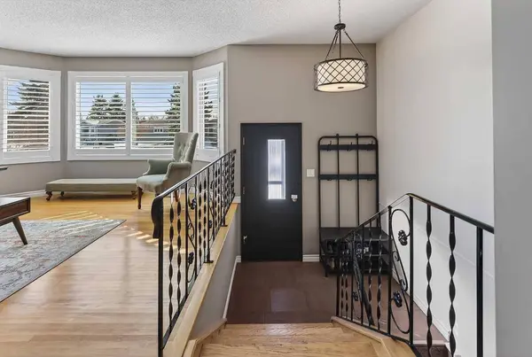 1424 109 AVE SW, Calgary, AB T2W 0C7