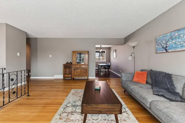 1424 109 AVE SW, Calgary, AB T2W 0C7