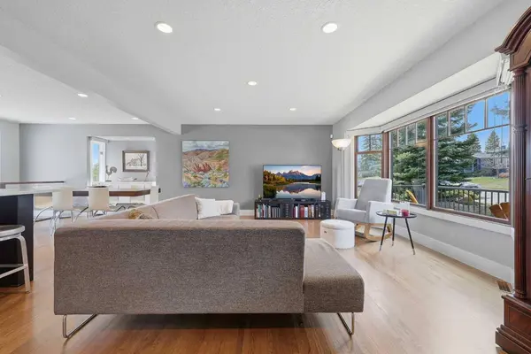 70 Wimbledon CRES SW, Calgary, AB T3C 3J1