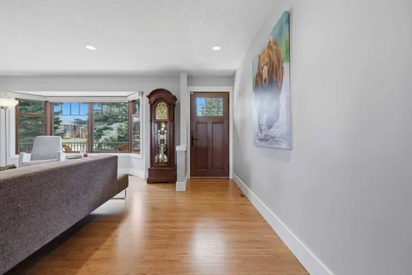 70 Wimbledon CRES SW, Calgary, AB T3C 3J1