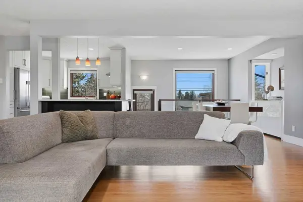 70 Wimbledon CRES SW, Calgary, AB T3C 3J1