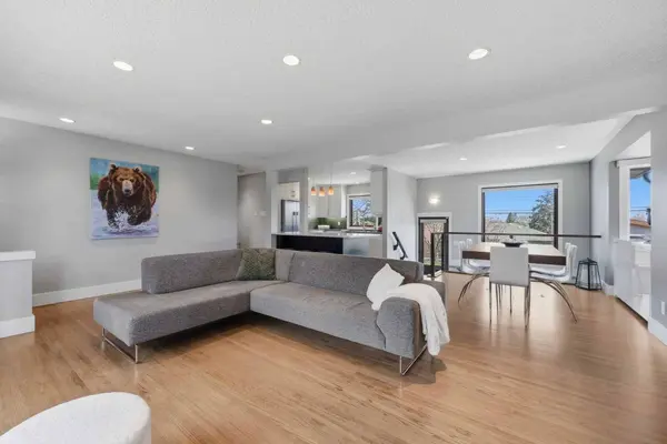 70 Wimbledon CRES SW, Calgary, AB T3C 3J1
