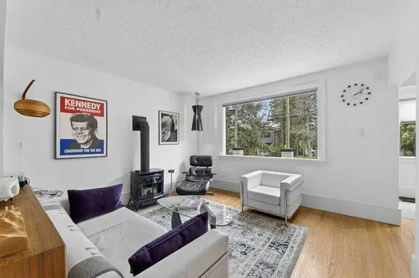 924 7A ST NW, Calgary, AB T2M 3H2
