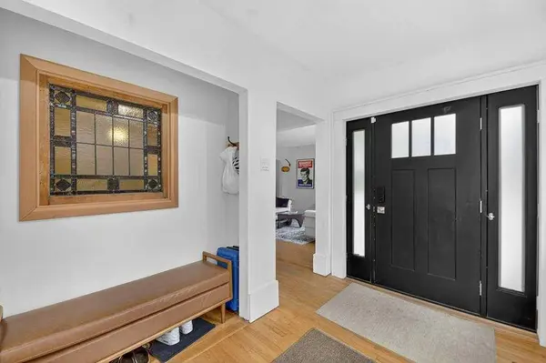 924 7A ST NW, Calgary, AB T2M 3H2