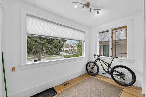924 7A ST NW, Calgary, AB T2M 3H2