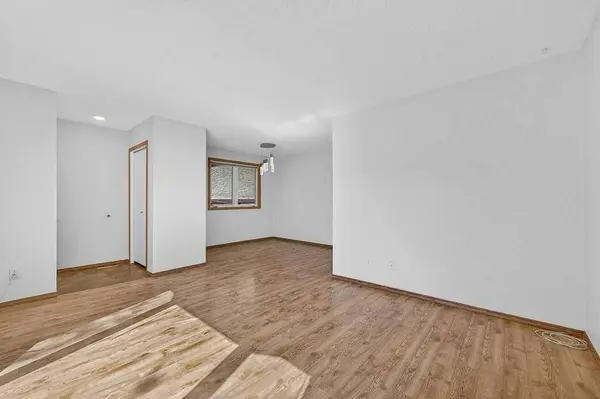 3304 Temple WAY NE, Calgary, AB T1Y 3V6