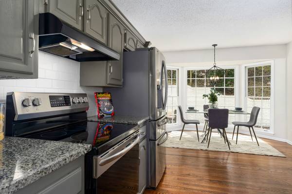 Arrowleaft home Kitchen with Bay Window Dining