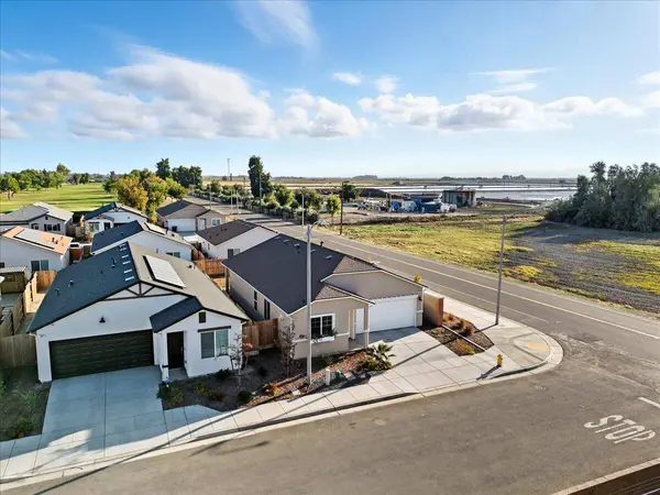 599 Sandtrap Lane, Lemoore, CA 93245