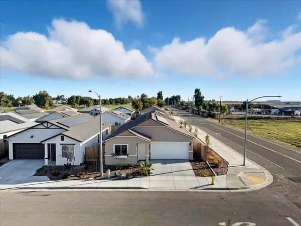 599 Sandtrap Lane, Lemoore, CA 93245