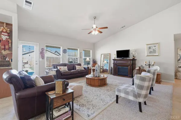 1876 W Hayward ST, Hanford, CA 93230