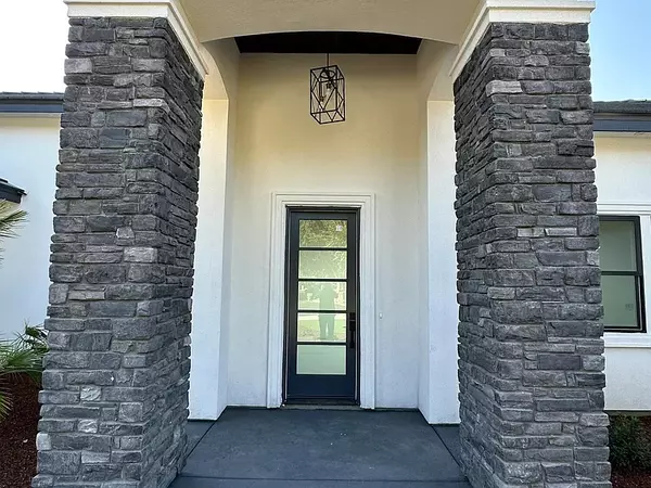 1701 S Crumal St, Visalia, CA 93292-9663