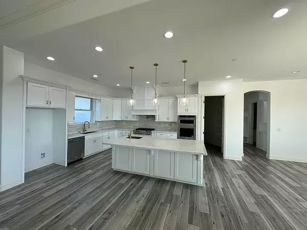 1701 S Crumal St, Visalia, CA 93292-9663