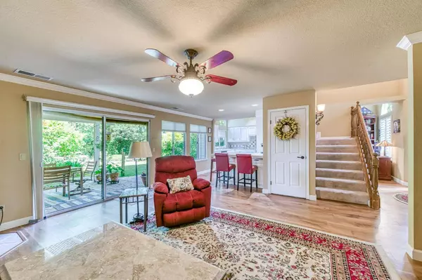 9162 N Woodlawn DR, Fresno, CA 93720