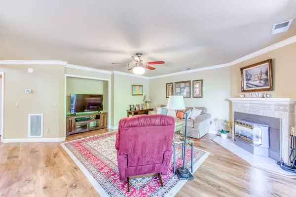 9162 N Woodlawn DR, Fresno, CA 93720