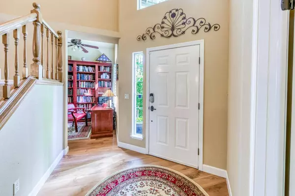 9162 N Woodlawn DR, Fresno, CA 93720