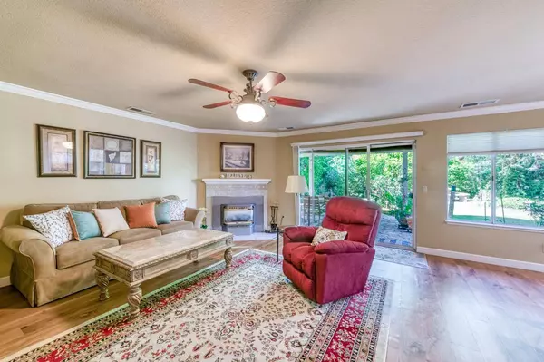 9162 N Woodlawn DR, Fresno, CA 93720