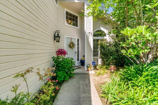 9162 N Woodlawn DR, Fresno, CA 93720