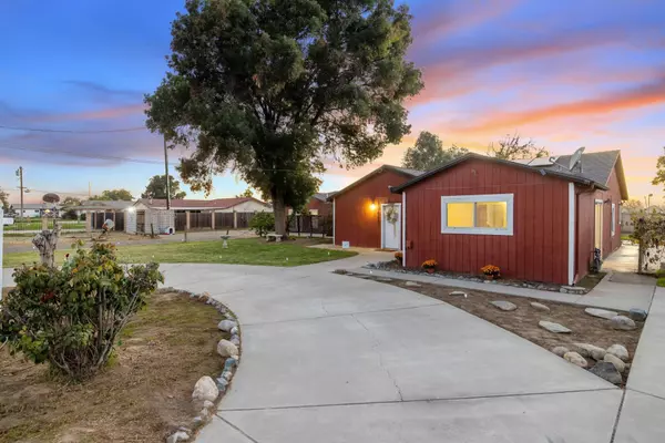 10448 9 1/2 Avenue, Hanford, CA 93230