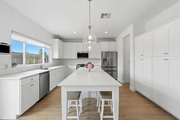 2429 W Claridge Way, Hanford, CA 93230