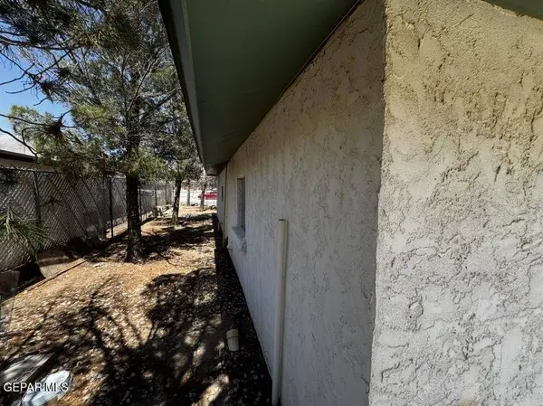 220 NW G AVE, Fabens, TX 79838