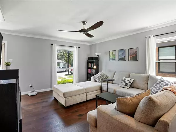 2615 Burlington Boulevard, Dallas, TX 75211