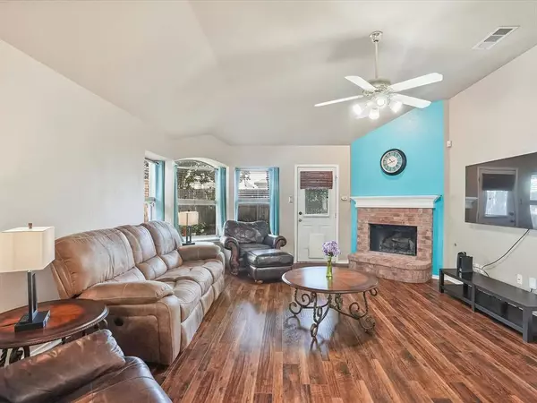 724 Fox Run Trail, Saginaw, TX 76179