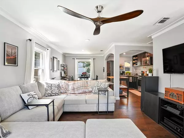 2615 Burlington Boulevard, Dallas, TX 75211