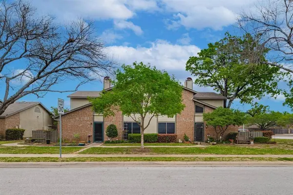 340 W Harwood Road #D, Hurst, TX 76054