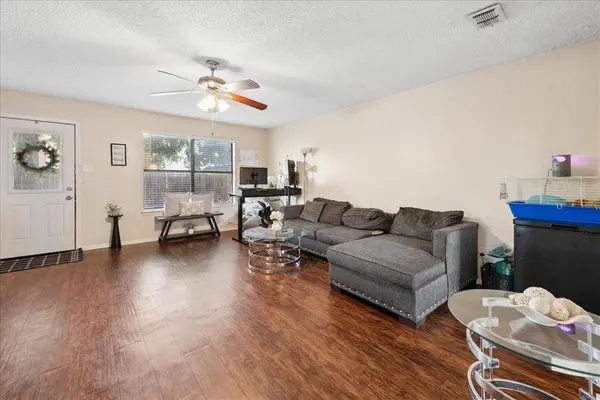 930 Southmoor Drive, Arlington, TX 76010